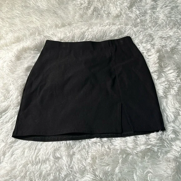 Black mini skirt - Picture 1 of 1